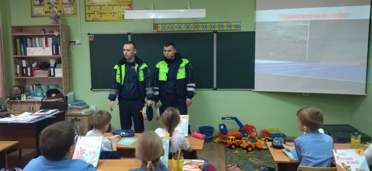 16 ноября состоялась встреча обучающихся начальной школы с инспекторами ГИБДД..