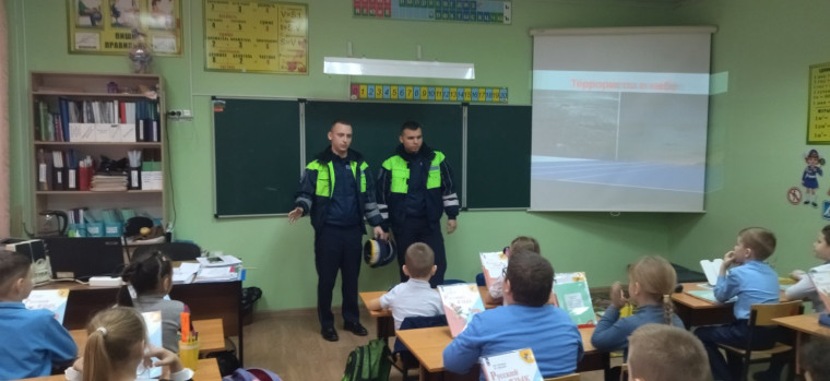 16 ноября состоялась встреча обучающихся начальной школы с инспекторами ГИБДД..